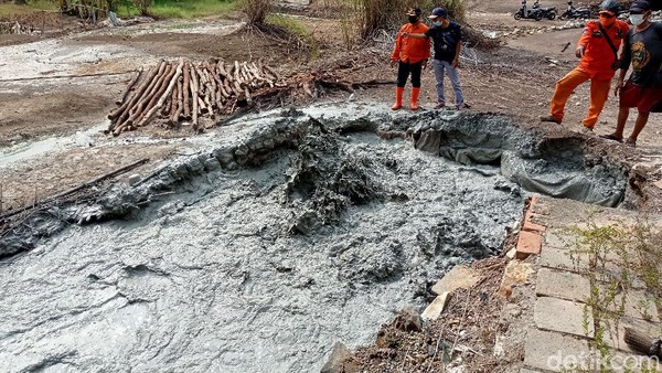 Penampakan Semburan Lumpur Berbau Belerang yang Muncul di Cirebon