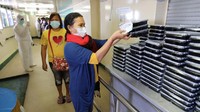 Penumpang kapal PELNI bergantian mengambil makanan di salon makan kapal dengan tetap menerapkan protokol kesehatan dibantu oleh kru kapal.