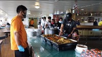Seperti ini salah satunya. Penumpang Kapal Pelni antri untuk mengambil makan di pantry yang disediakan kru kapal KM Kelud selama 3x sehari dengan tetap menerapkan protokol kesehatan.