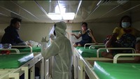 Kru kapal PELNI memantau penerapan protokol kesehatan di deck kelas ekonomi, tempat tidur penumpang juga ditata dengan tetap menjaga jarak antar satu dengan yang lainnya.