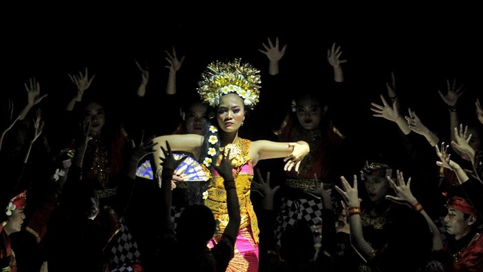 PENTAS BUDAYA HARI LAHIR PANCASILA Penari mementaskan tarian daerah saat gelar budaya memperingati hari lahir Pancasila di Gedung Kesenian Indramayu, Jawa Barat, Selasa (1/6/2021). Kegiatan tersebut untuk menanamkan kembali nilai-nilai Pancasila, Bhinneka Tunggal Ika dan mempererat persatuan serta kesatuan bangsa. ANTARA FOTO/Dedhez Anggara/rwa.