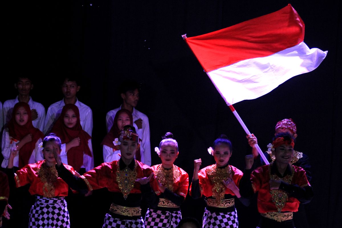 Mengikuti upacara bendera sila ke