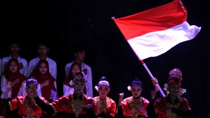 PENTAS BUDAYA HARI LAHIR PANCASILA Penari mementaskan tarian daerah saat gelar budaya memperingati hari lahir Pancasila di Gedung Kesenian Indramayu, Jawa Barat, Selasa (1/6/2021). Kegiatan tersebut untuk menanamkan kembali nilai-nilai Pancasila, Bhinneka Tunggal Ika dan mempererat persatuan serta kesatuan bangsa. ANTARA FOTO/Dedhez Anggara/rwa.