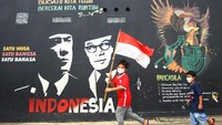 Di Tangerang, Dua bocah berlari mengibarkan bendera merah putih saat perayaan hari lahir Pancasila di Kampung Tematik Kampung Teras Pancasila, Karang Tengah, Tangerang, Banten, Selasa (1/6/2021). Acara yang dilaksanakan dalam rangka memperingati hari lahirnya Pancasila bertujuan untuk memberikan wawasan dan pengetahuan tentang nilai-nilai Pancasila sejak dini. ANTARA FOTO/Muhammad Iqbal