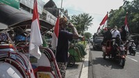 Komunitas PKL Malioboro beersama-sama menyanyikan lagu Garuda Pancasila di sepanjang kawasan Malioboro dalam rangka menyambut hari lahir Pancasila dan menanamkan nilai-nilai keberagaman. ANTARA FOTO/Hendra Nurdiyansyah