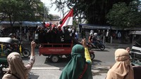Berbeda lagi dengan yang dilakukan di kota pelajar, Yogyakarta. Sejumlah Pedagang Kaki Lima (PKL) Malioboro menyanyikan lagu Garuda Pancasila di kawasan Malioboro, Yogyakarta, Selasa (1/6/2021). ANTARA FOTO/Hendra Nurdiyansyah