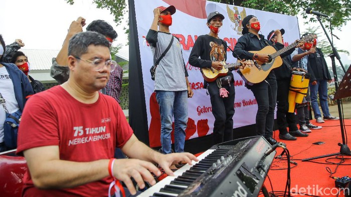 Peringatan Hari Pancasila Ala Anak Jalanan Sejumlah anak jalanan bersama Gerakan Cinta Pancasila menggelar acara untuk memperingati hari lahirnya Pancasila, Jakarta, Selasa (1/6/2021). Kegiatan untuk memperingati hari lahirnya Pancasila tersebut diisi dengan kegiatan menyanyi, membaca puisi serta melukis.
