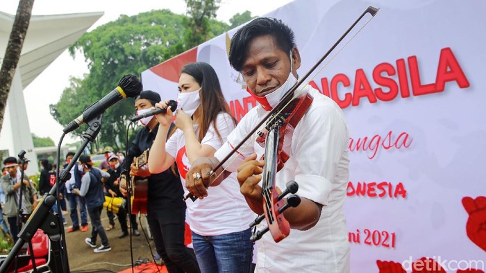 Sejumlah anak jalanan bersama Gerakan Cinta Pancasila menggelar acara untuk memperingati hari lahirnya Pancasila, Jakarta, Selasa (1/6/2021). Kegiatan untuk memperingati hari lahirnya Pancasila tersebut diisi dengan kegiatan menyanyi, membaca puisi serta melukis.