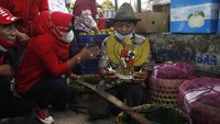 Lain lagi dengan yang dilakukan Relawan di Solo, mereka berkeliling pasar mengetes pedagang untuk menyanyikan lagu Garuda Pancasila di Pasar Gede Solo, Jawa Tengah, Selasa (1/6/2021). ANTARA FOTO/Maulana Surya