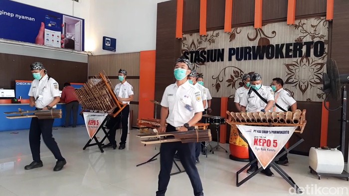 Peringati Hari Lahirnya Pancasila, KAI Daop 5 Purwokerto Hibur Penumpang Dengan Musik Tradisional