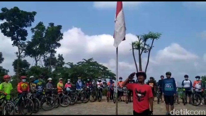 Peringati Hari Pancasila, Komunitas Sepeda Gunung Kulon Progo Gelar Upacara di Puncak Bukit