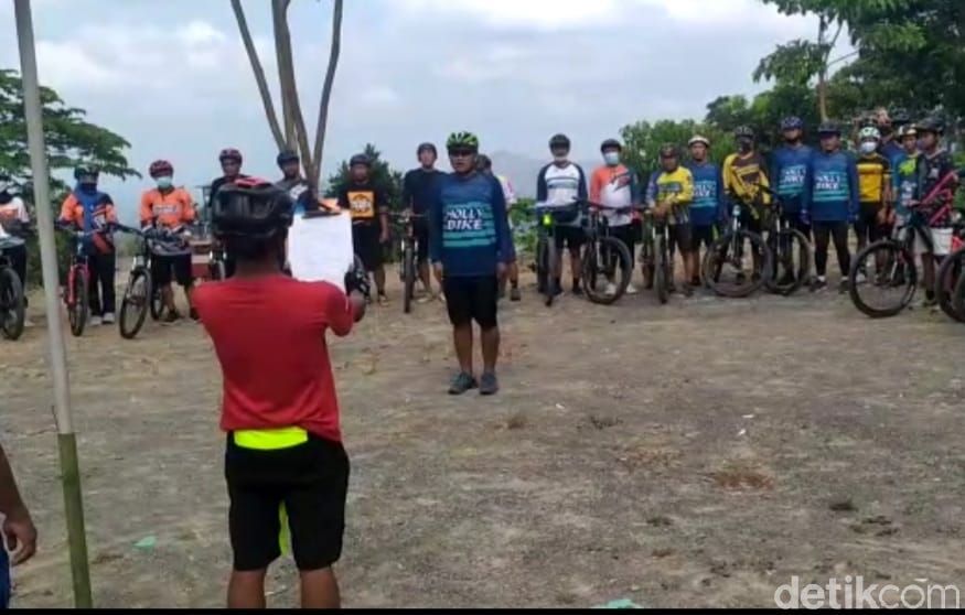 Peringati Hari Pancasila, Komunitas Sepeda Gunung Kulon Progo Gelar Upacara di Puncak Bukit