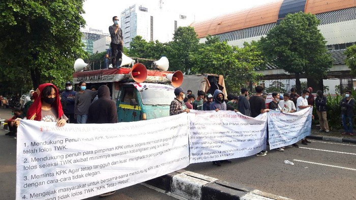 Polisi bersiaga untuk amankan aksi di depan Gedung Merah Putih KPK (Rakha Arlyanto Darmawan/detikcom)