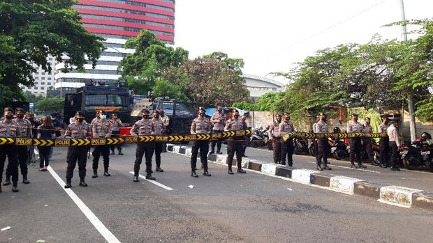 Polisi bersiaga untuk amankan aksi di depan Gedung Merah Putih KPK (Rakha Arlyanto Darmawan/detikcom)