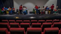 Mengutip Getty Images, warga yang menjalani vaksinasi di bioskop tersebut disuntikan vaksin Sinovac yang disebut CoronaVac.