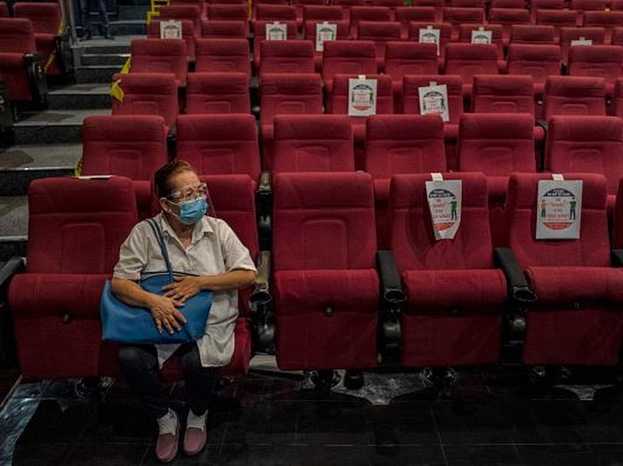 Program vaksinasi COVID-19 nasional terus digencarkan di Filipina. Sejumlah area publik pun dialihfungsi jadi lokasi vaksinasi, salah satunya bioskop di Manila.