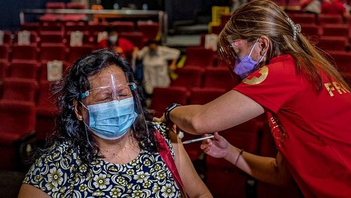 Program vaksinasi COVID-19 nasional terus digencarkan di Filipina. Sejumlah area publik pun dialihfungsi jadi lokasi vaksinasi, salah satunya bioskop di Manila.