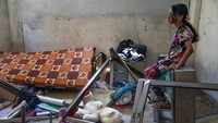 Amal Nassir (11) duduk kamar tidurnya yang rusak di Beit Hanoun, Jalur Gaza. Gencatan senjata mengakhiri pertempuran selama sebelas hari yang menewaskan lebih dari 250 warga Palestina dan 13 warga Israel.    
