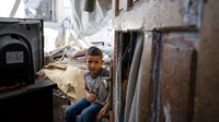 Abu Amsha (6) duduk kamar tidurnya yang rusak di Beit Hanoun, Jalur Gaza. Lebih dari 1.900 orang mengalami luka-luka akibat serangan udara dan gempuran artileri Israel ke Gaza.  