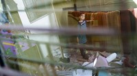 Anas Alhaj Ahmed (4) mengamati kamar tidurnya yang rusak di Beit Hanoun, Jalur Gaza. Ribuan rumah hancur akibat perang 11 hari antara penguasa Hamas dan Israel.  