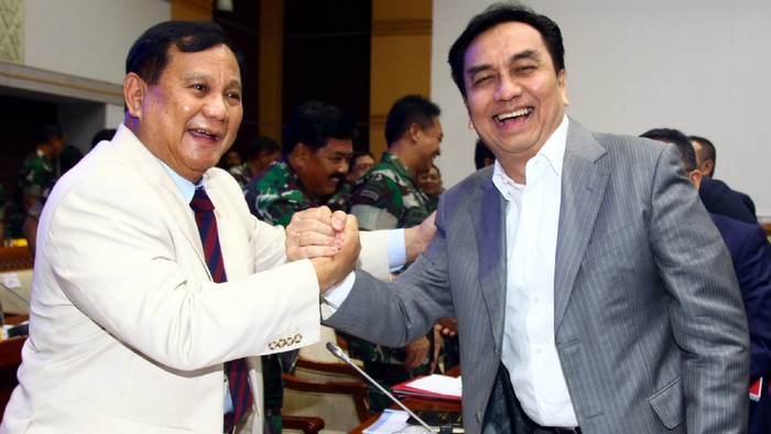 Prabowo berjabat tangan dengan Effendi Simbolon di rapat Komisi I DPR, 20 Februari 2020.