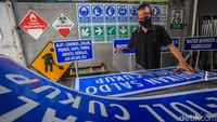 Harga jual marka jalan ini tergantung besar ukuran rambu. Semakin besar ukuran maka harga akan semakin mahal.
