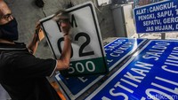 Bahan marka jalan terbuat dari stiker reflektif.