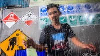 Seorang perajin tampak sibuk menyelesaikan pembuatan marka jalan.