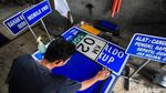 Geliat Perajin Marka Jalan di Tengah Pembukaan Tol Baru