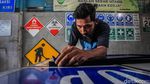 Geliat Perajin Marka Jalan di Tengah Pembukaan Tol Baru