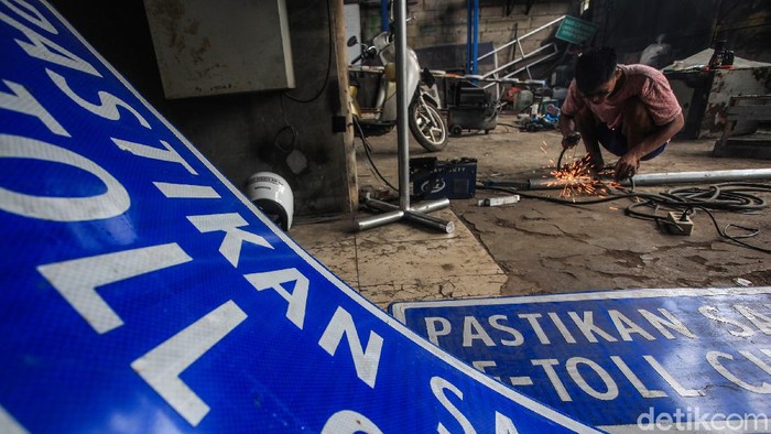 Perajin menyelesaikan pembuatan daun rambu lalu lintas untuk marka jalan termasuk jalan tol di Jl Ciater Baru, Tangerang Selatan, Banten, Selasa (1/6/2021). Dibukanya sejumlah tol baru berdampak pada banjirnya pesanan sarana perlengkapan rambu lalu lintas yang dijual dari harga Rp1,2 juta hingga belasan juta rupiah tergantung besar ukuran rambu.