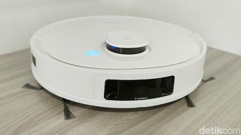 Ecovacs Robotics meluncurkan robot barunya Deebot T9. Bentuknya bulat dengan diameter 35,3 cm. Tingginya 9,36 cm, cukup rendah untuk masuk ke kolong kursi atau meja di rumah. Harga retail DEEBOT T9 adalah Rp 8.290.000. (Foto: Fitraya Ramadhanny/detikcom)