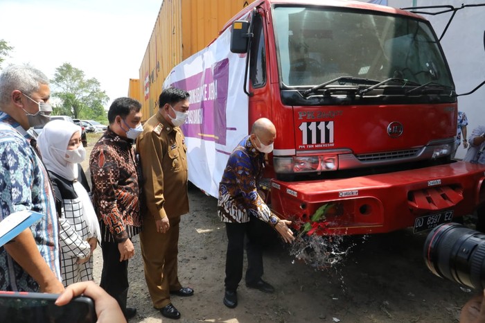 Indonesia mengekspor briket tempurung kelapa ke Arab Saudi dan Yordania dari Makassar, Sulawesi Selatan, Senin (31/5). Adapun ekspor sebanyak tiga kontainer dari CV Coconut Internasional Indonesia tersebut bernilai US$ 35.000 per kontainer.