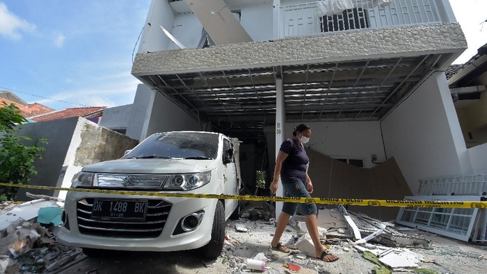 Sebuah rumah di Bali rusak berat akibat ledakan tabung gas. Pemilik rumah yang diketahui merupakan warga negara asing juga turut jadi korban ledakan tersebut.