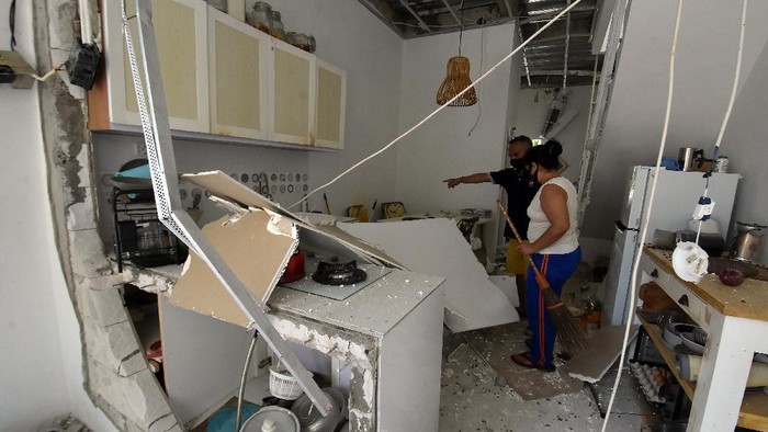 Rumah di Bali Porak Poranda Gegara Ledakan Tabung Gas Sebuah rumah di Bali rusak berat akibat ledakan tabung gas. Pemilik rumah yang diketahui merupakan warga negara asing juga turut jadi korban ledakan tersebut.