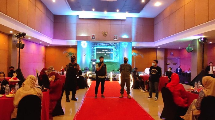 Satgas pengurai massa memeriksa tempat yang dijadikan acara perpisahan SMA di Makassar