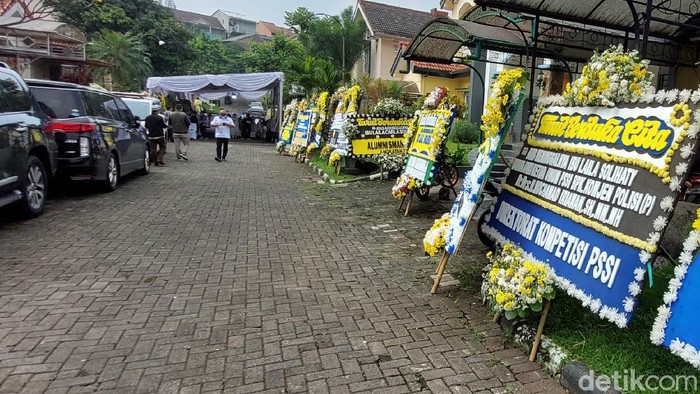 Sejumlah karangan bunga duka cita di rumah duka Ibunda Ketum PSSI M Iriawan