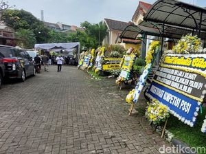 Karangan Bunga Penuhi Rumah Duka Ibunda Ketum PSSI M Iriawan di Bandung