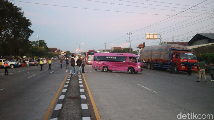 Sejumlah minibus wisatawan yang menuju Kudus diputarbalikkan, Rabu (26/5/2021)