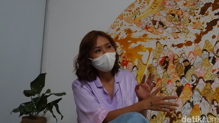 Seniman Bandung Buat Lukisan Pakai Bubuk Kunyit Hingga Urang-aring