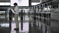 Jepang melaporkan ada sekirar 730.000 kasus positif COVID-19 dan lebih dari 12.700 orang tewas.  