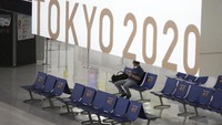 Pembatasan wilayah yang dilakukan karena status darurat membuat sejumlah bandara sepi penumpang.  