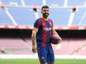 Aguero Tolak Pakai Jersey Warisan Messi di Barcelona karena...