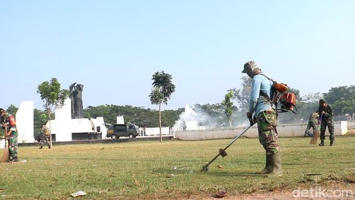 Sjumlah anggota TNI melakukan bersih-bersih di lokasi bersejarah di Kabupaten Karawang