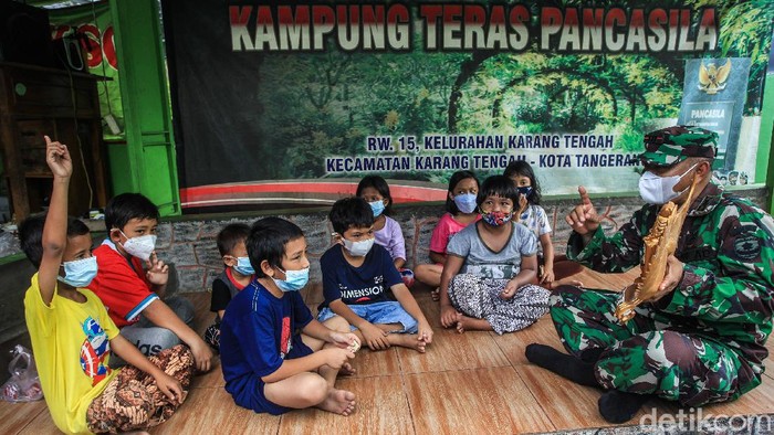 Sosialisasi Nilai Pancasila untuk Anak-anak di Tangerang Beragam kegiatan digelar di Kampung Teras Pancasila guna peringati Hari Lahir Pancasila. Salah satunya mensosialisasikan nilai-nilai Pancasila pada anak-anak.