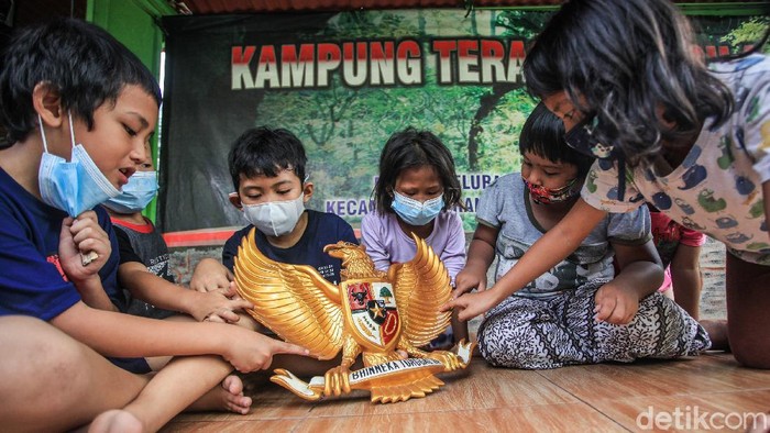 Sosialisasi Nilai Pancasila untuk Anak-anak di Tangerang Beragam kegiatan digelar di Kampung Teras Pancasila guna peringati Hari Lahir Pancasila. Salah satunya mensosialisasikan nilai-nilai Pancasila pada anak-anak.