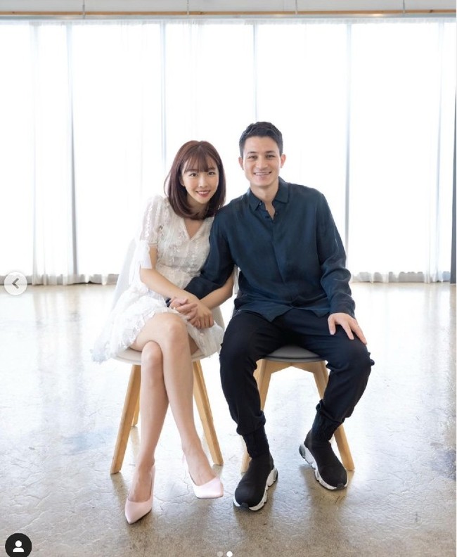 Dalam video berjudul ‘Aku NIKAH’ itu, Sunny Dahye dan Chris Okano saling mengajukan pertanyaan yang membahas kisah percintaan mereka. Seperti di mana Sunny mengucapkan ‘I Love You’ pada Chris pertamakali.  Foto: Dok. Instagram @sunnydahye @chrisokano