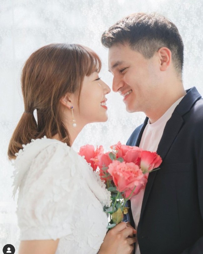 Sunny Dahye sebelumnya dilamar Chris Okano pada Juni 2020. Momen lamaran tersebut pun diunggah Sunny ke channel YouTube miliknya dan Chris, Sunny and Chris dengan judul ‘AKU MELAMAR SUNNYDAHYE!’ Foto: Dok. Instagram @sunnydahye @chrisokano