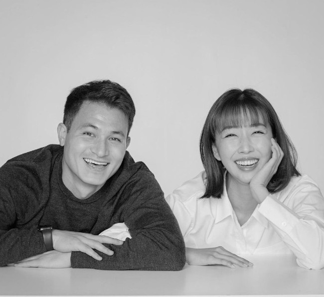 Dalam video yang diunggah ke YouTube itu terlihat Chris Okano bersimpuh dan menyodorkan sebuah cincin bermata berlian.” Maukah kamu menghabiskan sisa hidupmu dengan aku, begitu kata pria yang berprofesi sebagai YouTuber dan fotografer itu. Foto: Dok. Instagram @sunnydahye @chrisokano