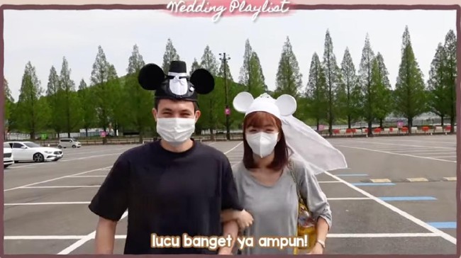 “Mungkin tahun depan atau dua tahun lagi di Bali untuk perayaan pernikahannya,” kata Sunny. Wanita Korea lulusan Fakultas Hukum Universitas Gajah Mada itu memilih menunda resepsi pernikahannya karena ingin mengadakan pesta di mana para tamunya bisa tidak memakai masker dan saling berdekatan. Sehingga dia berharap setahun atau dua tahun lagi pandemi COVID-19 sudah bisa terkendali. Foto: Dok. Instagram @sunnydahye @chrisokano